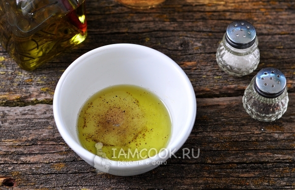 Соединить масло, уксус, соль и перец