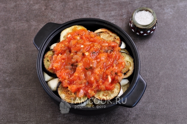 Положить на баклажаны соус