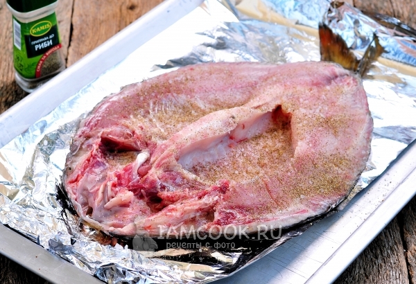 Посыпать специями и солью