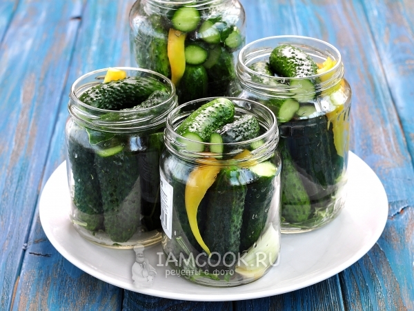 Наполнить банки огурцами и перцем