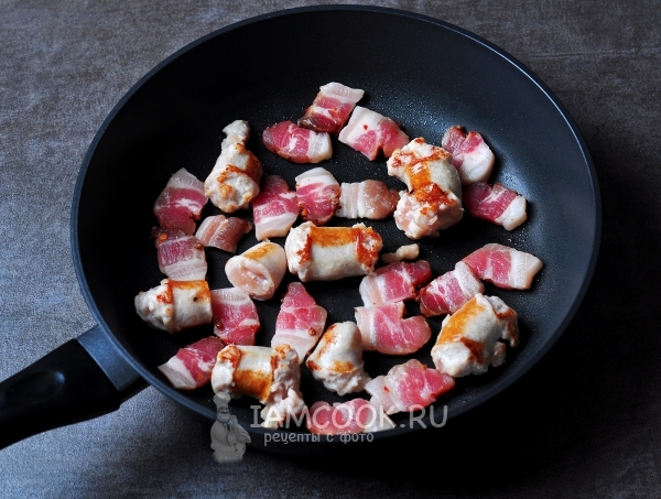 Обжарить грудинку
