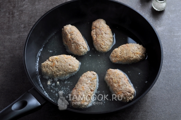 Положить котлеты на сковороду
