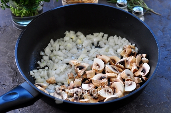 Обжарить лук с грибами