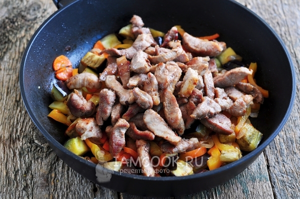 Положить мясо к овощам