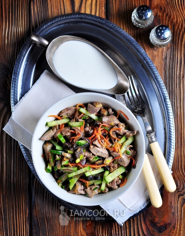 Фото салата «Обжорка» с печенью