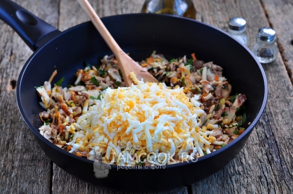 Положить тертые яйца