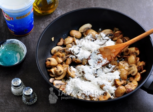 Всыпать муку