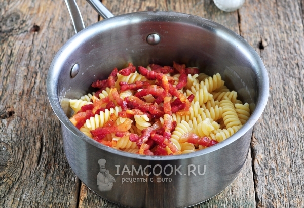 Положить к макаронам бекон