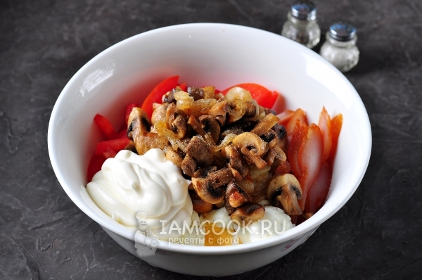 Добавить майонез, грибы с луком, соль и перец