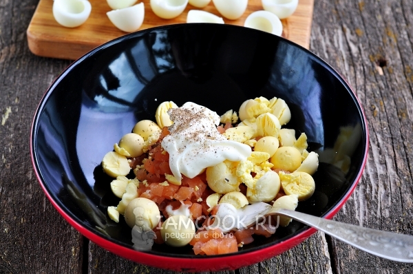 Соединить желтки с рыбой и майонезом