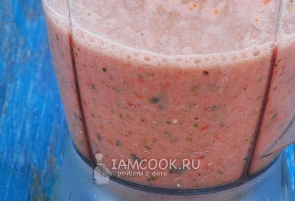 Измельчить помидоры с базиликом