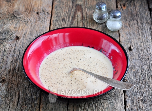 Всыпать в сливки с желтком соль и перец