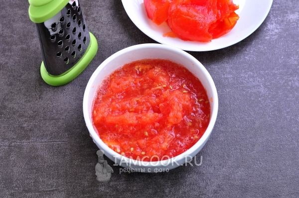 Натереть помидоры на терке