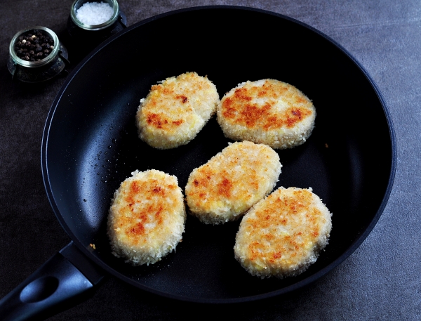 Обжарить котлеты на сковороде