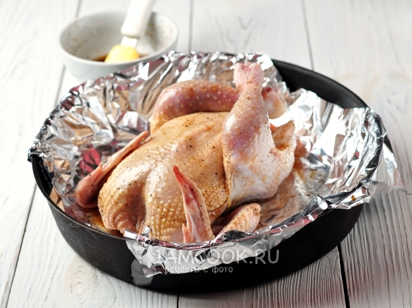 Положить курицу на фольгу