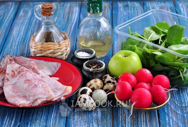 Ингредиенты для салата с кальмаром, редисом и шпинатом