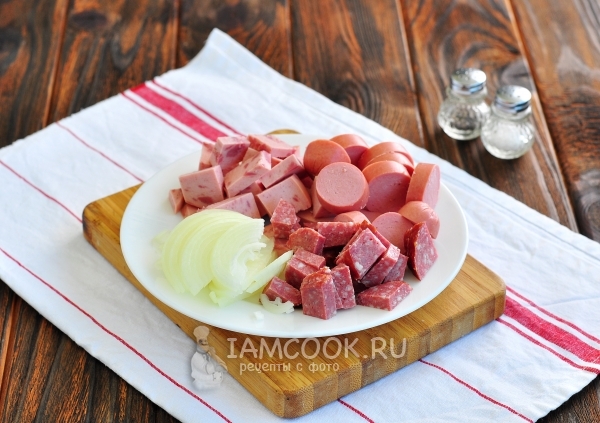 Порезать колбасу и лук