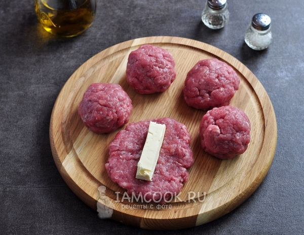 Положить на фарш масло