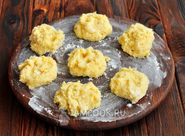 Разделить картофельную массу на части