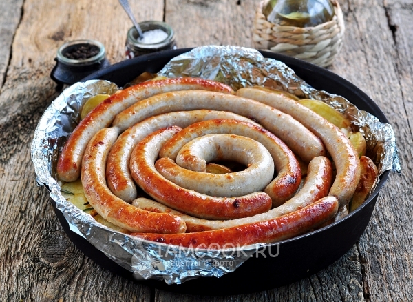 Положить на картофель колбасу