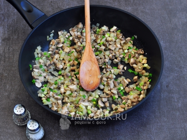 Добавить черемшу и чеснок