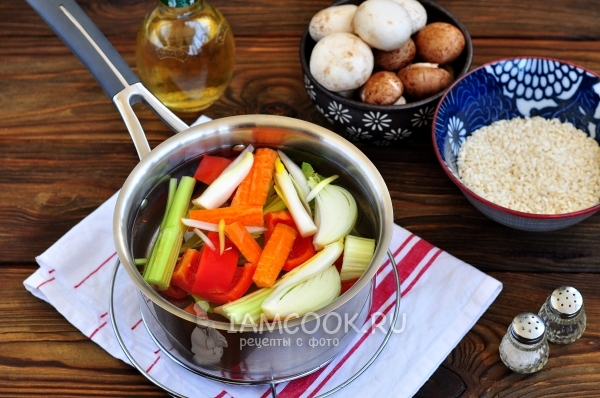 Положить в воду овощи