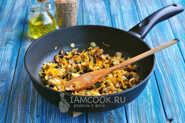 Обжарить лук с морковью и грибами