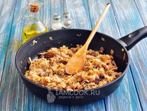 Положить фарш