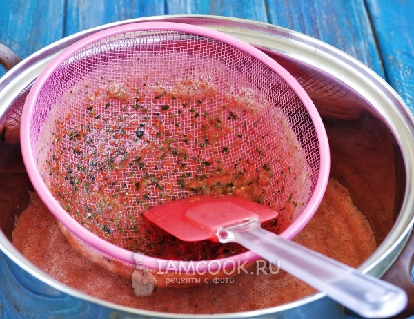 Протереть томатное пюре через сито