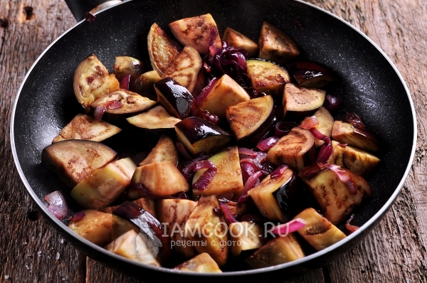 Обжарить баклажаны с луком