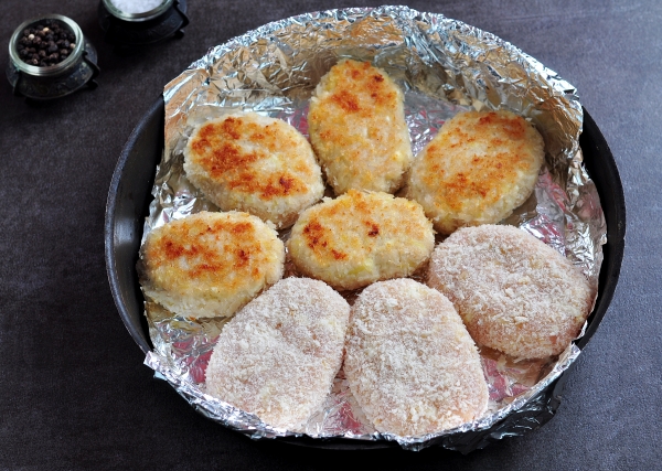 Положить котлеты в форму