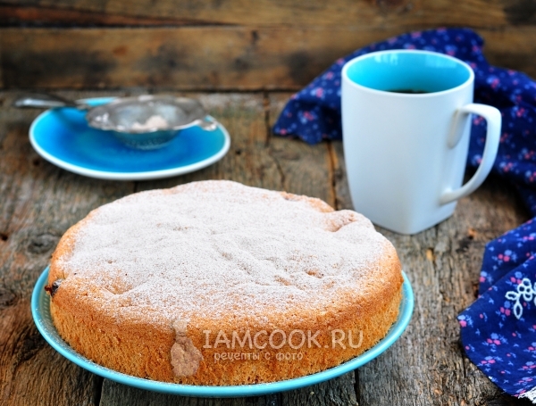 Готовая шарлотка с вишней в духовке