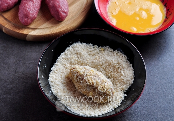 Обвалять котлету второй раз в сухарях