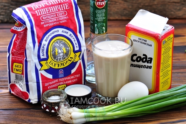 Ингредиенты для оладий с зеленым луком на кефире