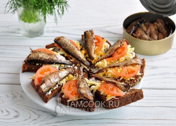 Сверху выложили шпроты