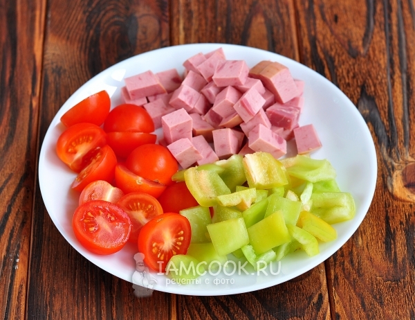 Порезать колбасу, помидоры и перец
