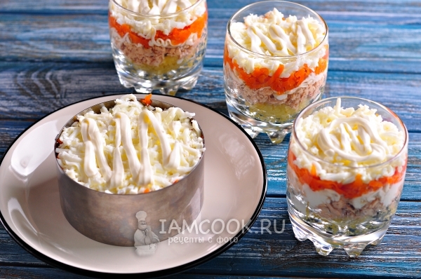 Положить слой белка с майонезом