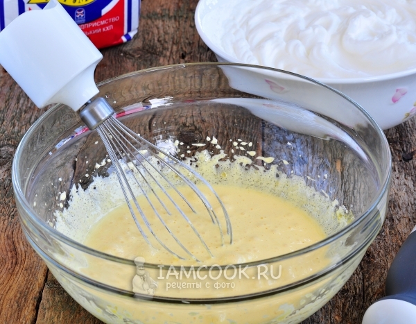 Взбить желтки с сахаром