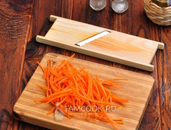 Натереть морковь