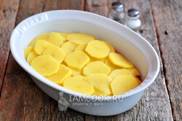 Положить слой картофеля