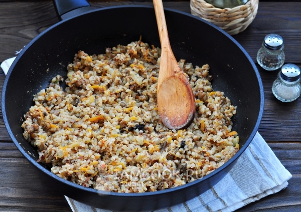 Обжарить гречку с овощами и грибами