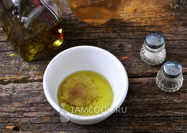 Соединить масло, уксус, соль и перец
