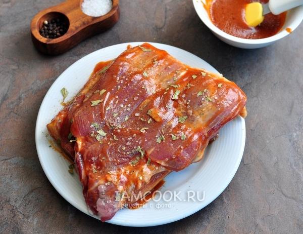 Посыпать мясо лавровым листом, солью и перцем