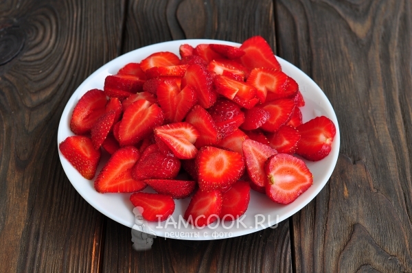 Порезать клубнику