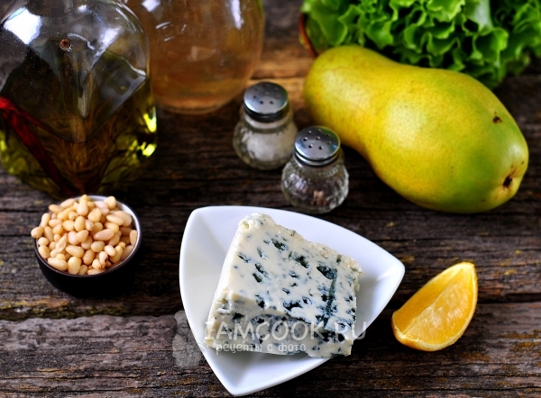 Ингредиенты для салата из груши и сыра Дорблю с кедровыми орешками