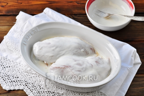 Полить соусом