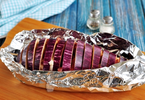 Положить баклажан на фольгу