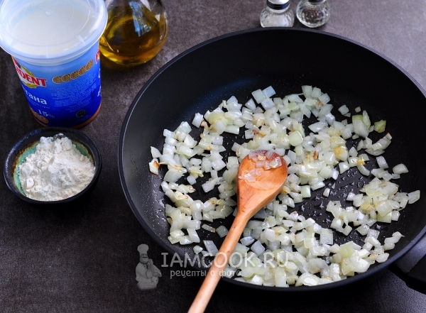 Обжарить лук