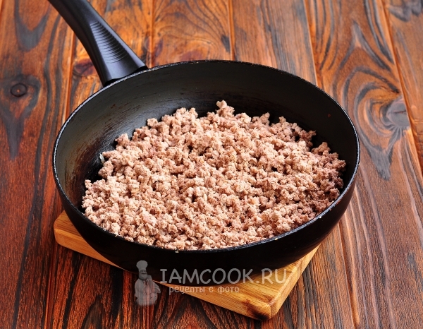 Положить к луку мясо