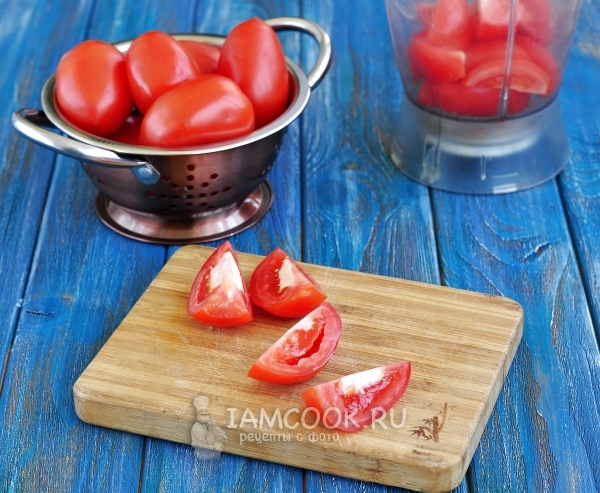 Положить помидоры в блендер